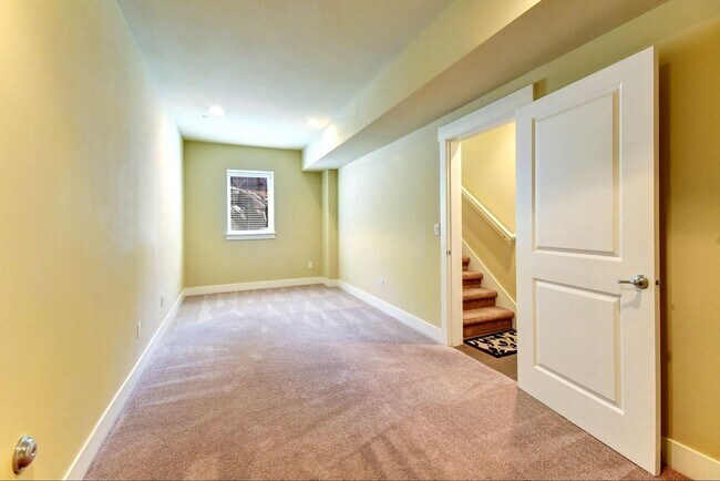 Building Photo - Available July 1st >> Gorgeous, Modern 3BR...