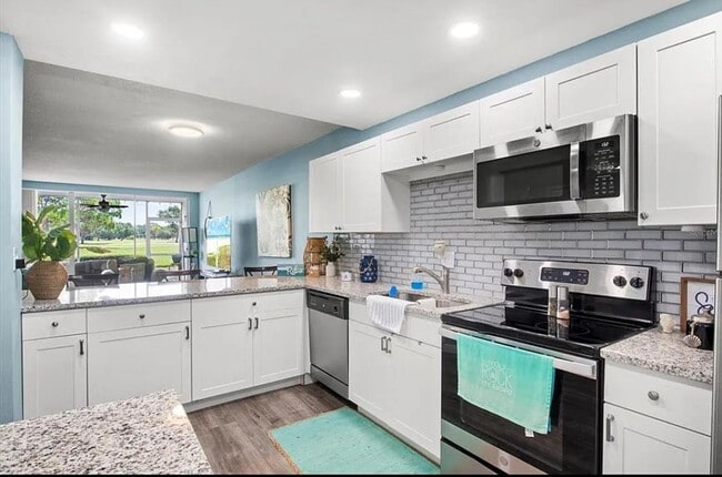 Building Photo - Annual OR Seasonal turnkey FURNISHED 2/2 ground floor condo with golf course and water views