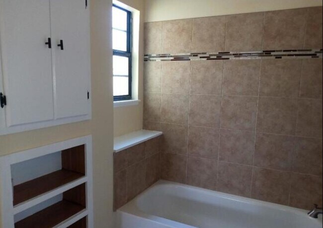 Building Photo - 610 Clovis Pl