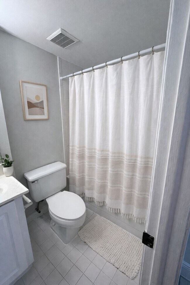 Foto del edificio - 3 bd/2.5 ba + Stainless Steel Appliances + 1 Car Garage + up to 3 Months Off!