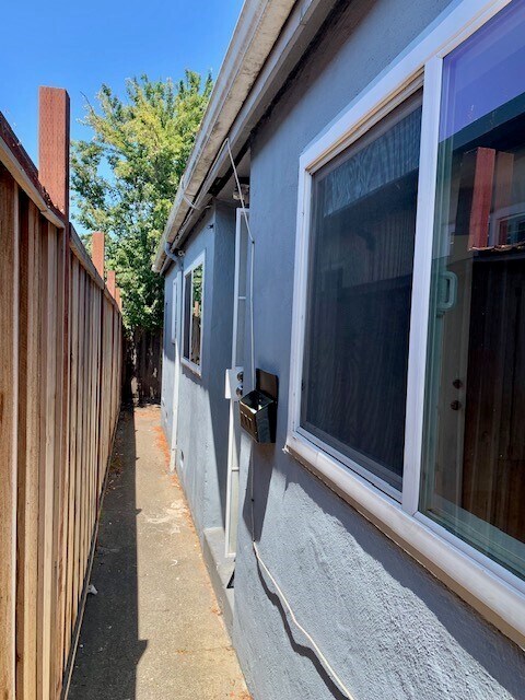 Entrada a la unidad trasera - 2639 38th Ave