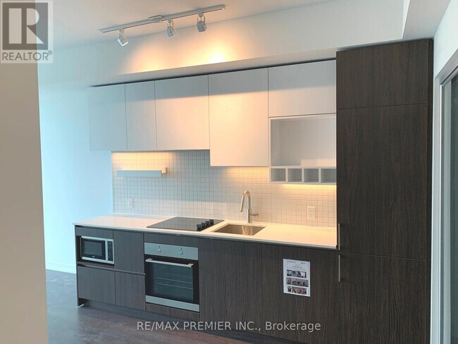 Photo du bâtiment - 898 Portage Pkwy