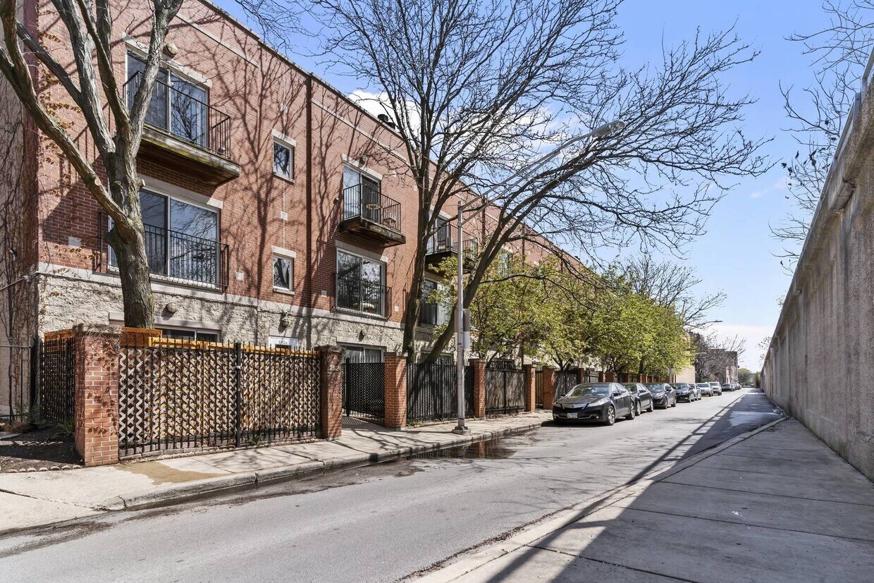 2524 W Bloomingdale Ave Unit A, Chicago, IL 60647 Condo for Rent in