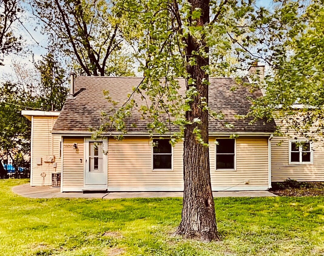 39777 N Circle Ave, Antioch, IL 60002 House Rental in Antioch, IL