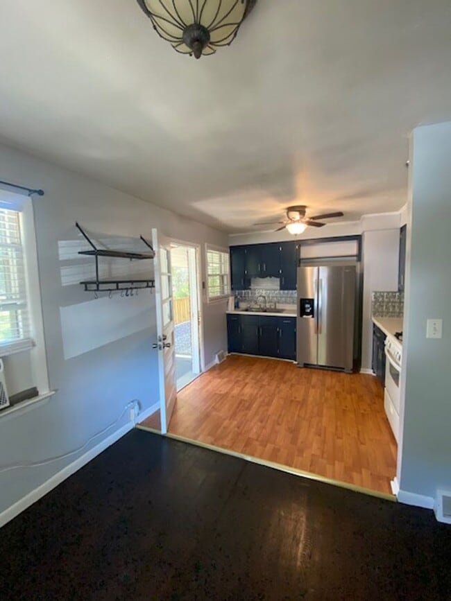 Building Photo - Charming 3 Bedroom Rancher in Staunton Com...