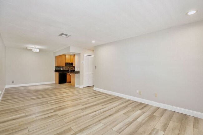 Building Photo - Charming First-Floor 1BR in Audubon Park · In-Unit Laundry · Community Pool with Lake Druid View ...
