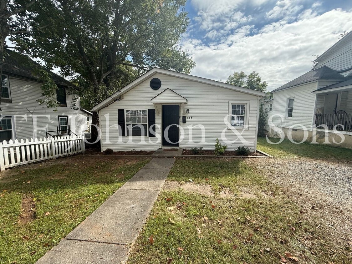 Primary Photo - Charming Three Bedroom Home in Winston Sal...