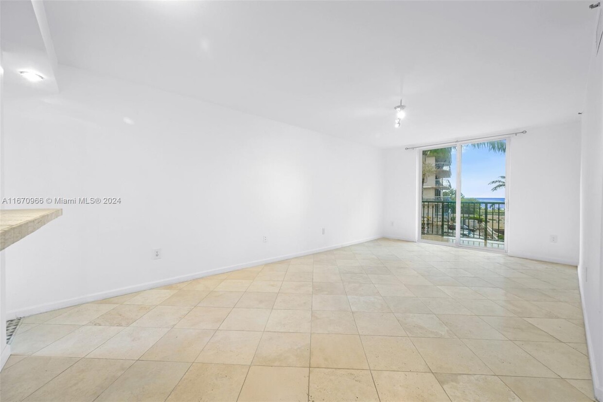 Foto principal - 8888 Collins Ave