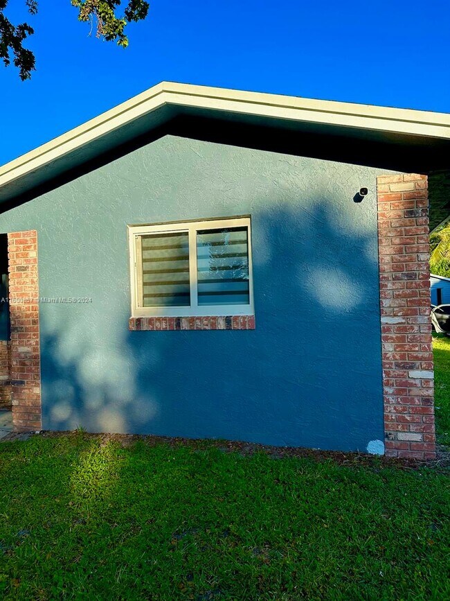 Foto del edificio - 320 Holloway Dr