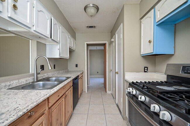 Building Photo - 9630 Glenwood Forest Dr