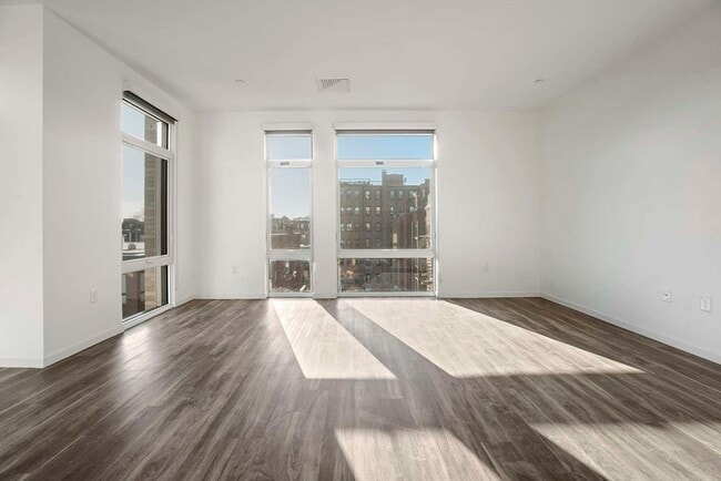 Building Photo - 845 Beacon St