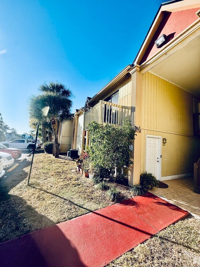 Building Photo - Low-Maintenance 2 Bedroom Condo with Modern Comforts