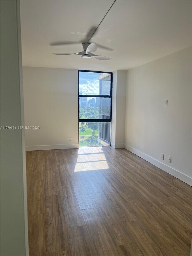 Foto del edificio - 20301 W Country Club Dr