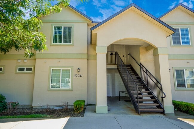 Building Photo - 10041 W Garverdale Ln
