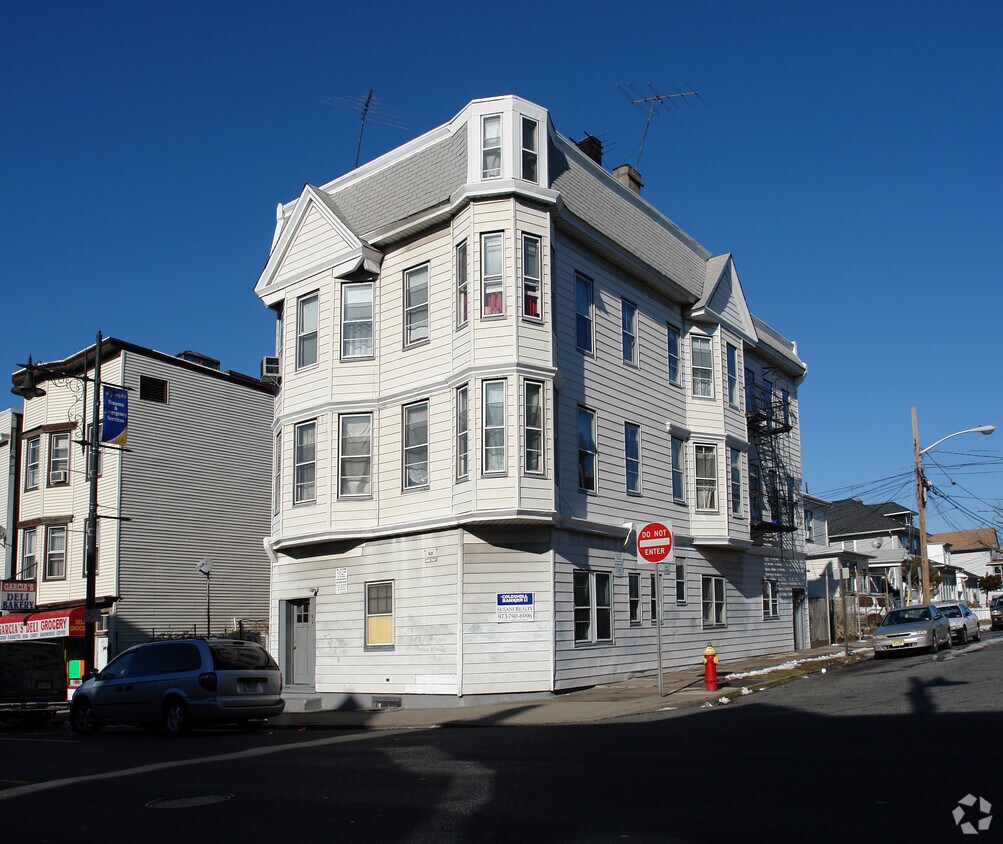 Primary Photo - 853 Main St
