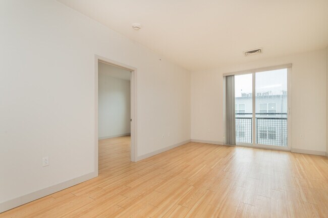 Building Photo - 370 D St