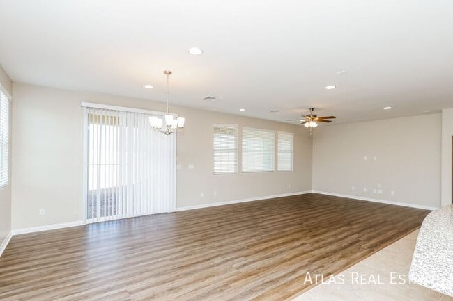 Foto del edificio - 577 Comodo St