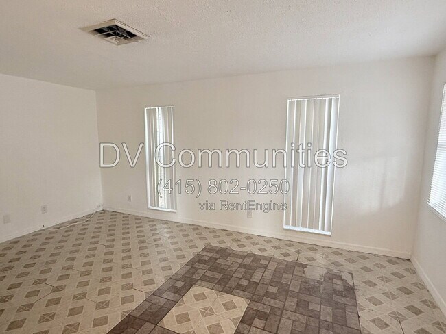 Foto del edificio - 1100 70th St N