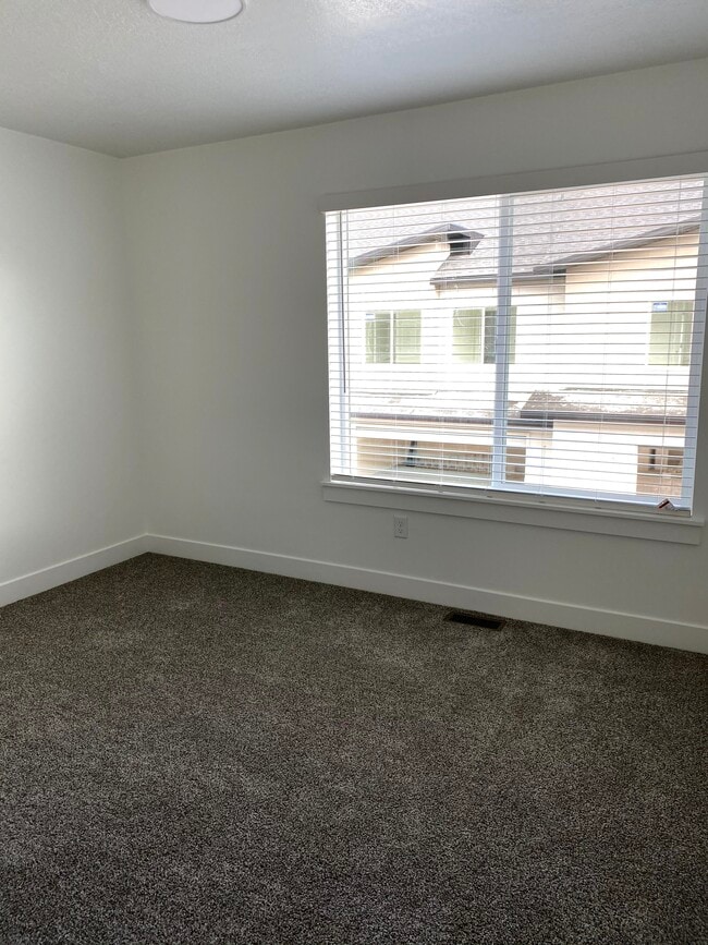 Building Photo - 424 W 40 S