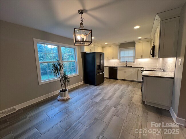 Building Photo - 5908 Amity Pl