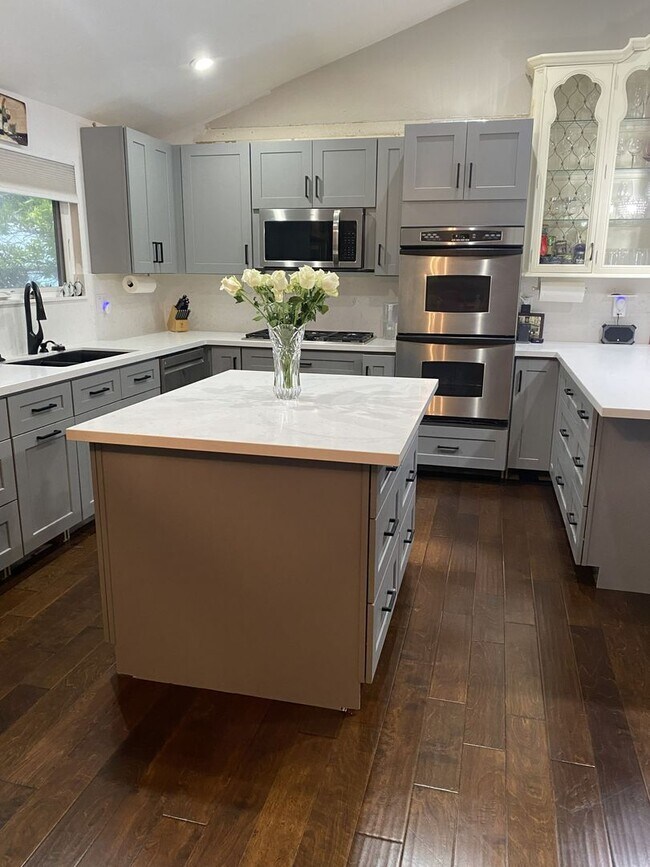 Foto del edificio - Single story 4 bedroom home with large floorplan and a backyard made for entertaining