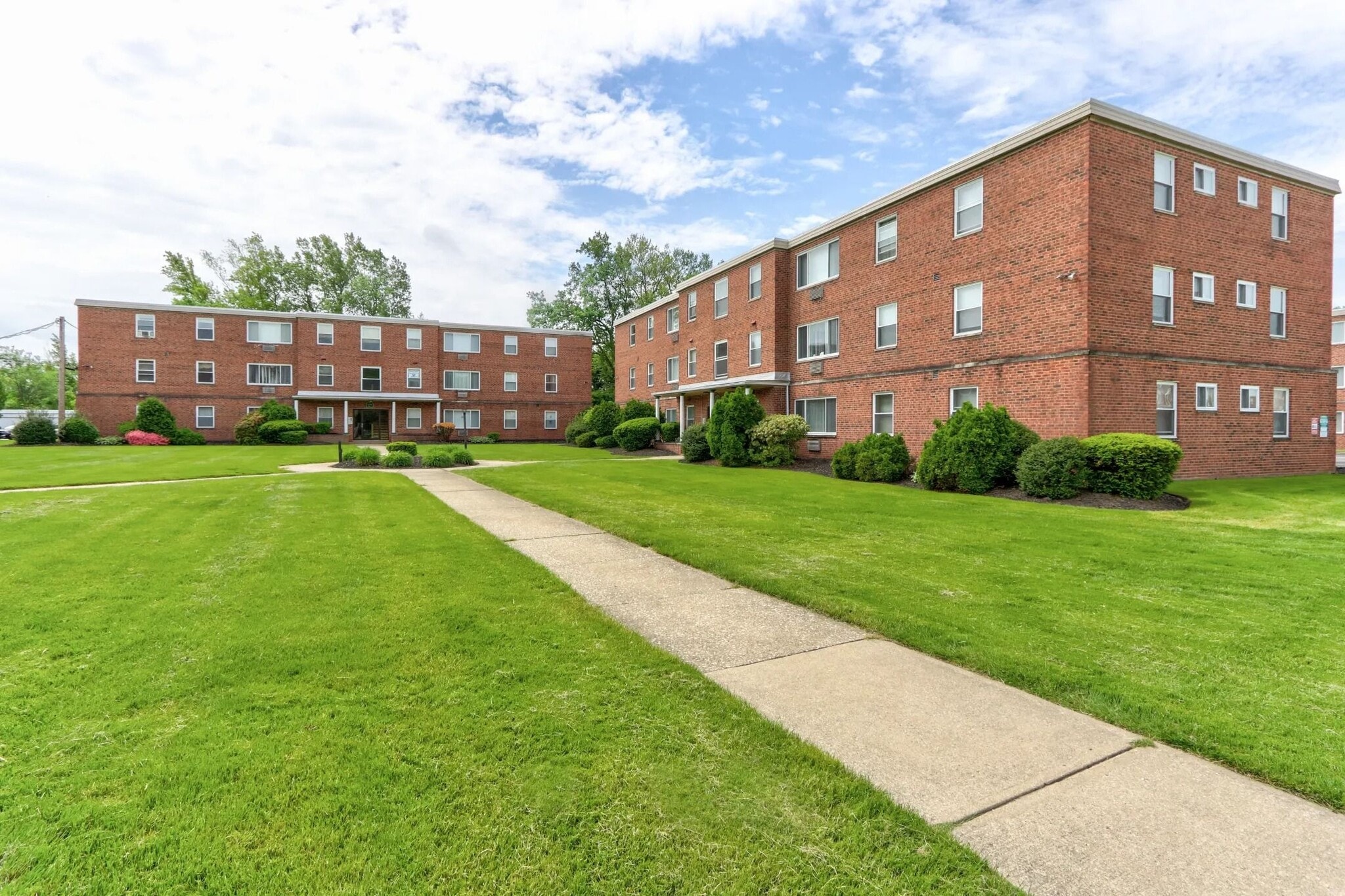Ellacott Parkway Apartments – photo 2