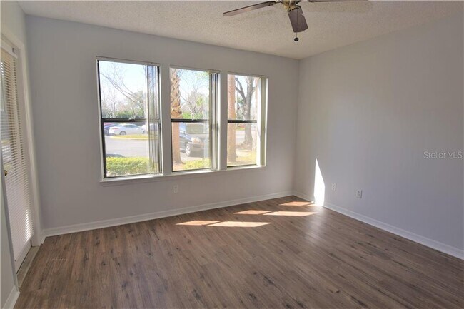 Foto del edificio - 4021 Crockers Lake Blvd