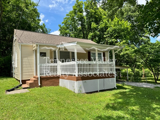 Building Photo - UPDATED 2 BED/1 BATH with carport right ne...