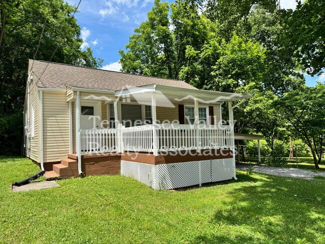 Foto del edificio - UPDATED 2 BED/1 BATH with carport right ne...