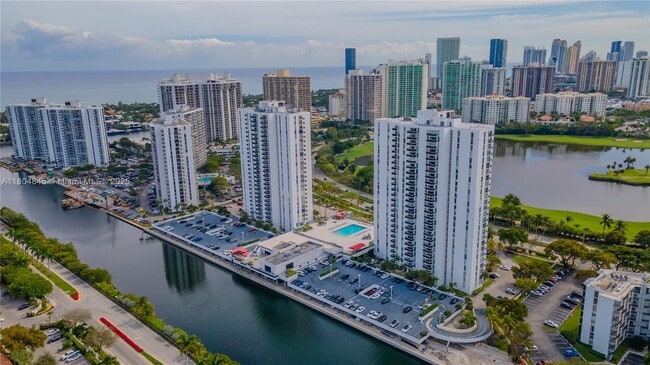 Foto del edificio - 3625 N Country Club Dr