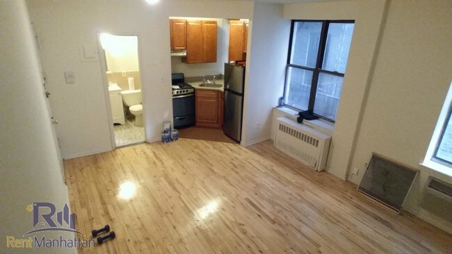 Building Photo - 315 E 95th St