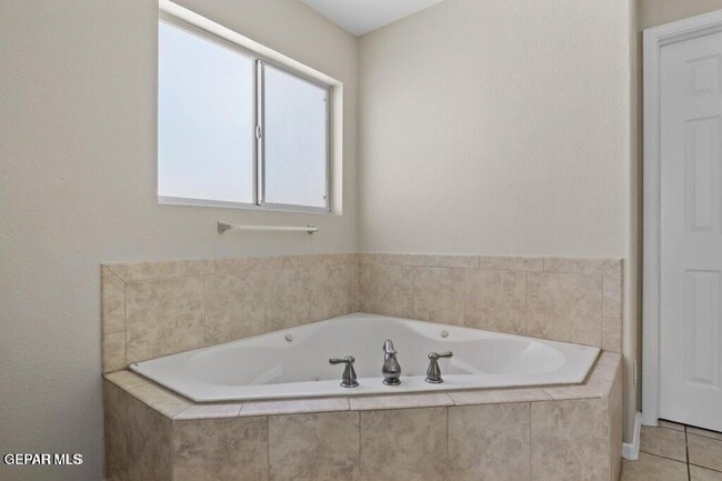 Building Photo - 6263 Viale Del Sol Ave