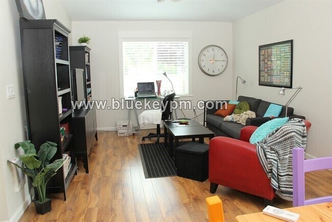 Building Photo - 2 Bed, 2 Bath, Blocks from Intel in Hillsboro