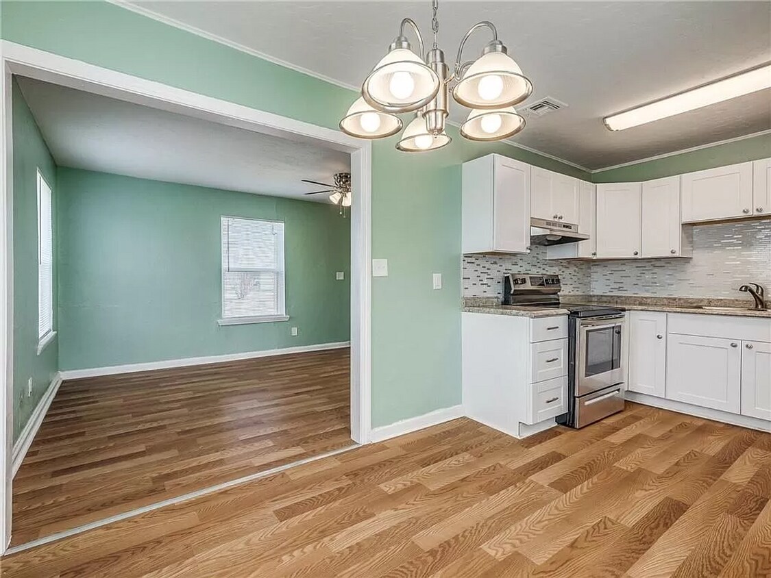 Primary Photo - $200.00 off first FULL Month's rent Move-i...