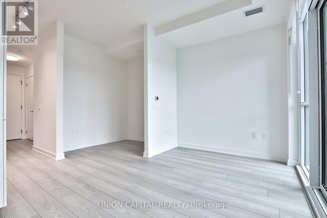 Photo du bâtiment - 110 Broadway Ave