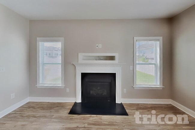 Building Photo - 834 Lakemont Dr