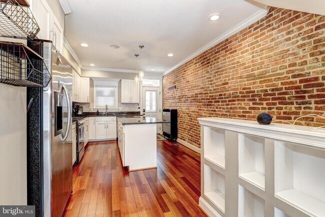 Building Photo - 603 S Streeper St