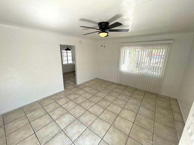 Living Room - 1401 W Clarendon Ave
