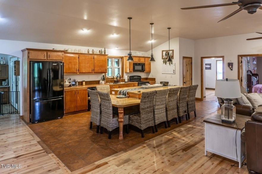 Foto del edificio - 424 Roaring Creek Rd