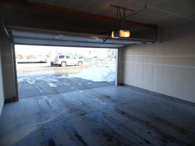 Building Photo - AVAILABLE NOW! Great Town Home Great Locat...