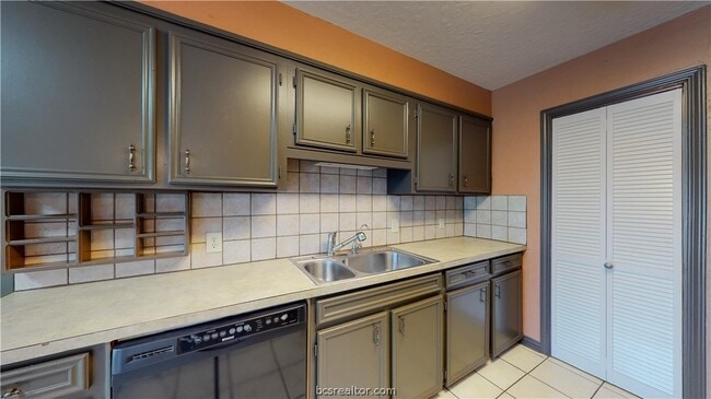 Building Photo - 2104 Elmwood Dr