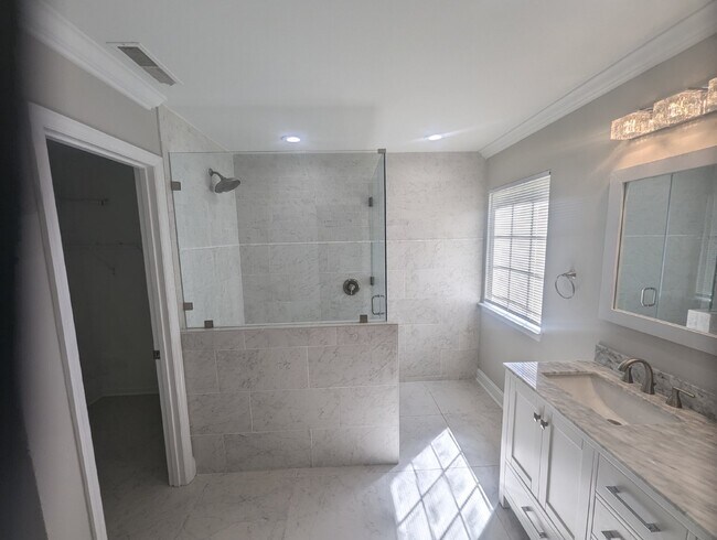 Foto del edificio - Charming 4 BD Mt. Pleasant Home in Desirab...