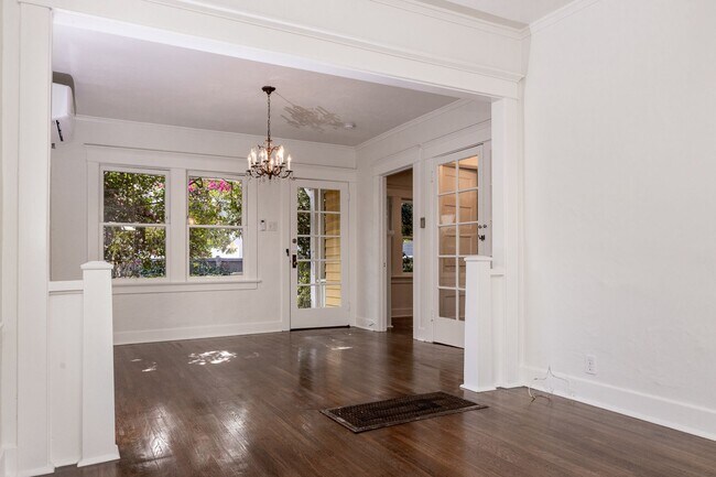 Foto del edificio - Silver Lake Duplex with huge yard