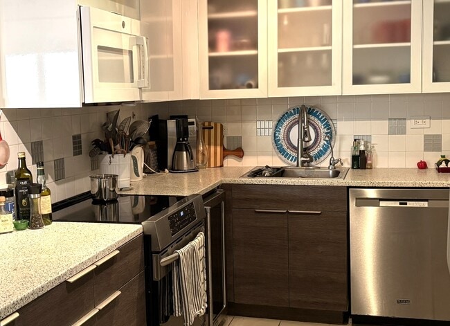 Building Photo - 1500 Bay Rd