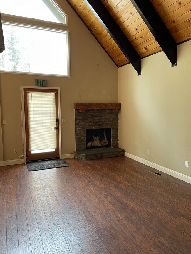Building Photo - Lovely Chalet in Popular Montgomery Estate...