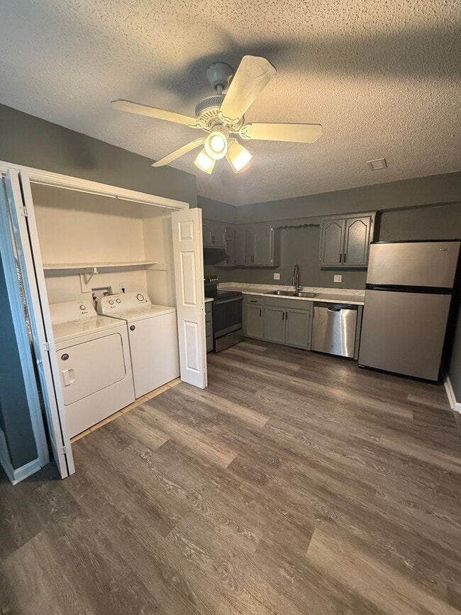 Foto del edificio - Spacious 3-bedroom, 1.5-bath townhome available