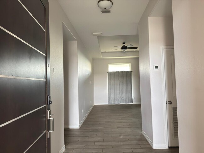 Foto del edificio - 6002 Amir Dr