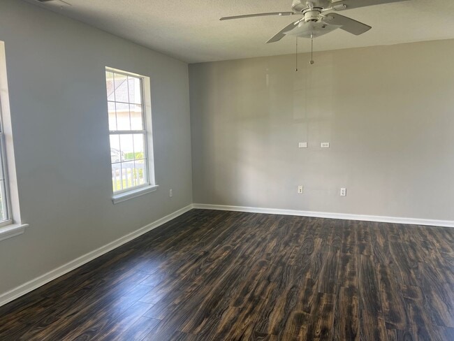 Building Photo - 5020 Sandlake Ct