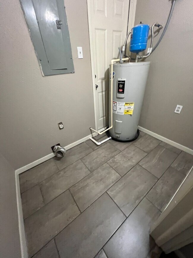 Foto del edificio - 2 Bed, has extra room which could be 3rd bed room, 1.5 Bath House.  Yard Care Included.  Gas Heat.