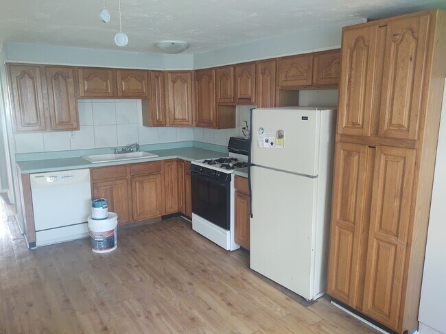Kitchen - 559 Clark St